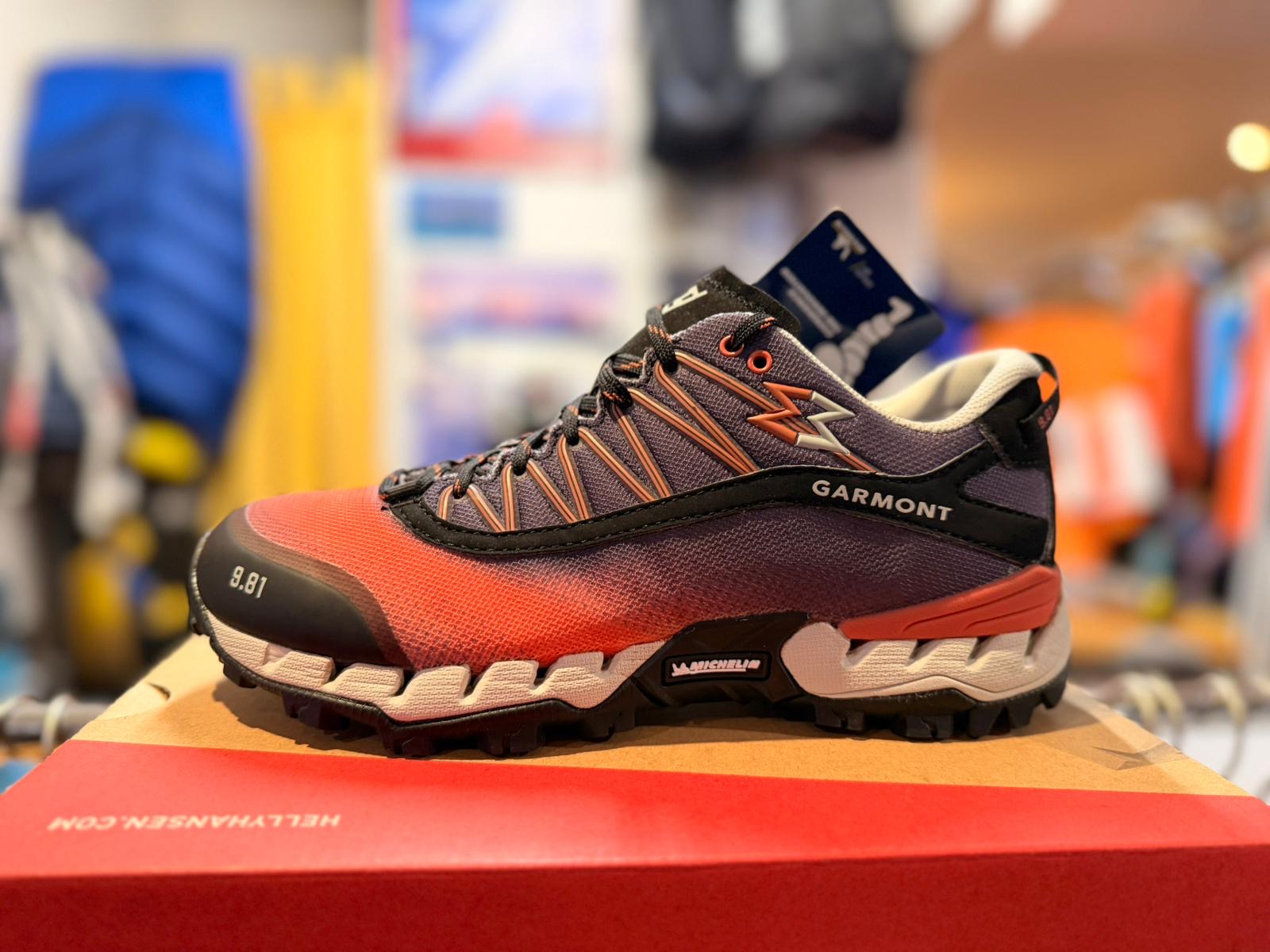 Chaussure violette de trekking, vue de profil